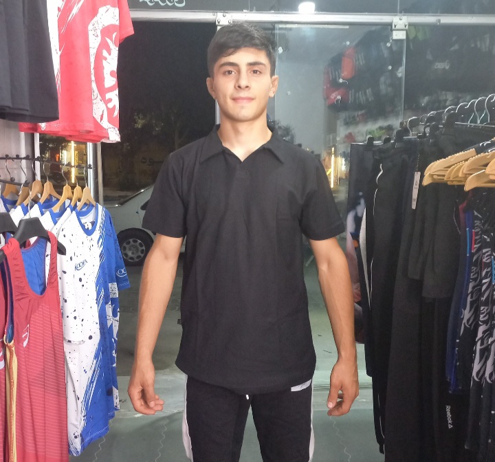 تی شرت مشکی یقه دار